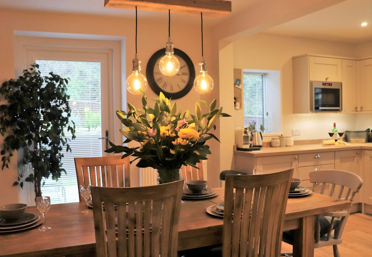 Family dining area in pet friendly cottage