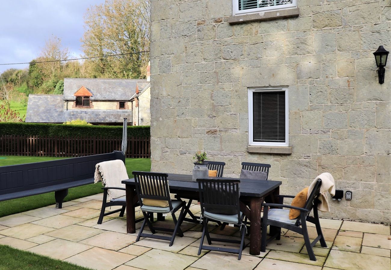 garden with  alfresco dining area