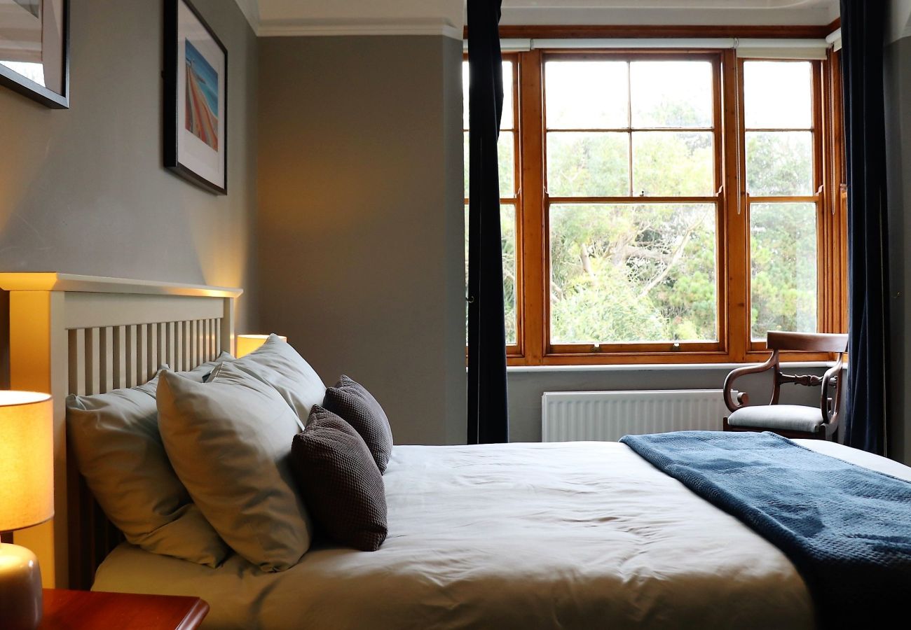 Tranquil double bedroom awaits in this pet friendly cottage