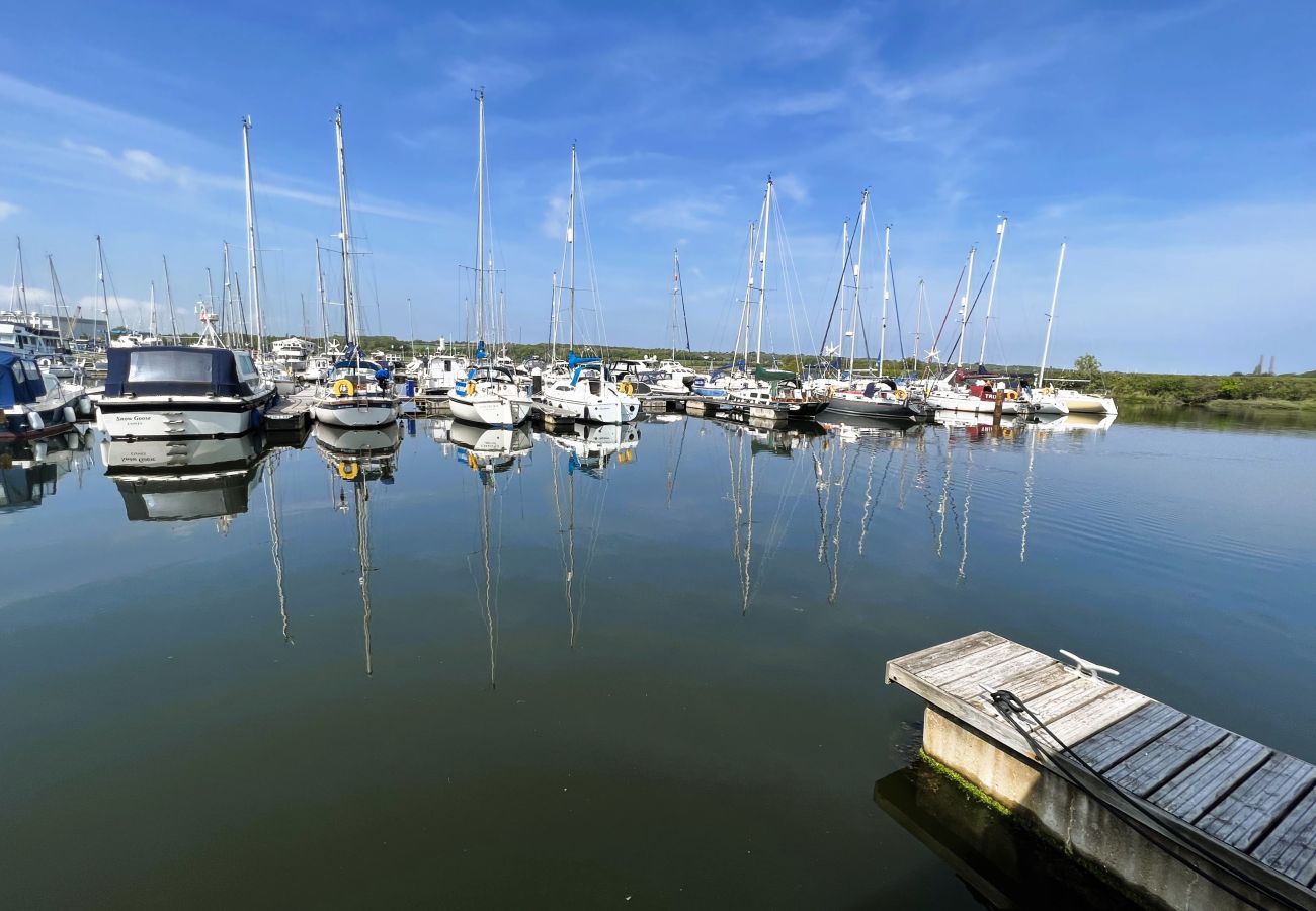 Boat in Binfield - Island Harbour Houseboat, The  Isle of Wight. 