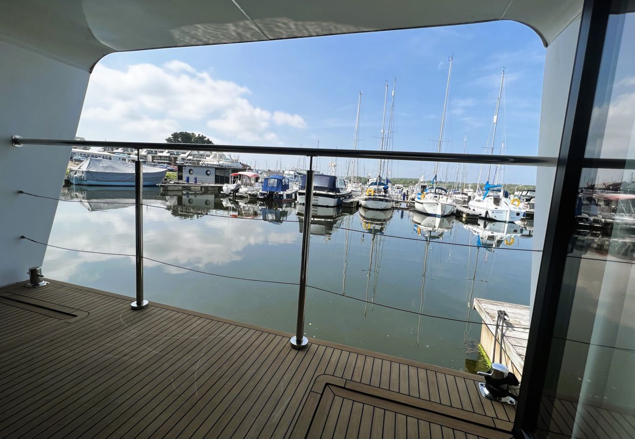 Boat in Binfield - Island Harbour Houseboat, The  Isle of Wight. 