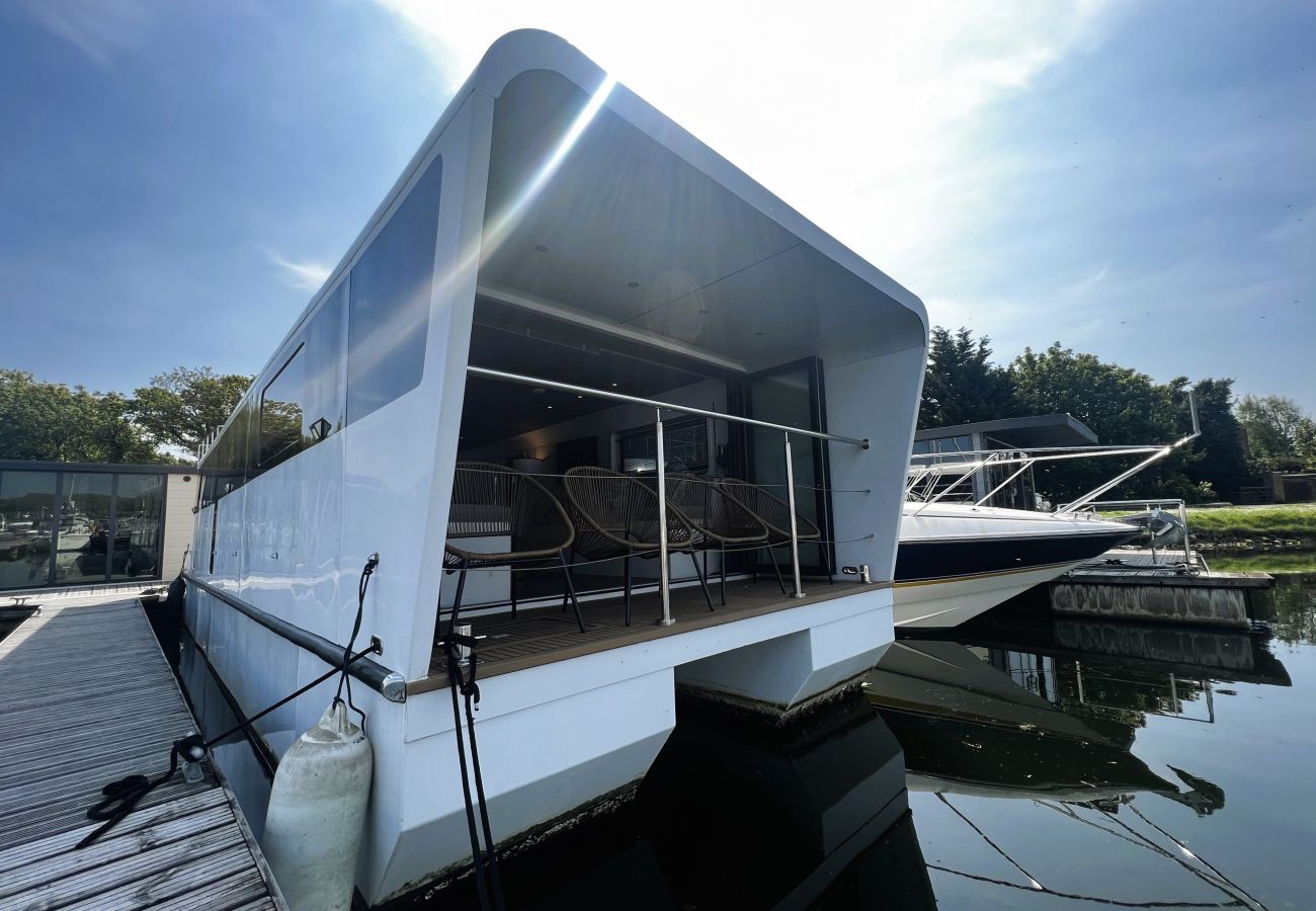 Boat in Binfield - Island Harbour Houseboat, The  Isle of Wight. 