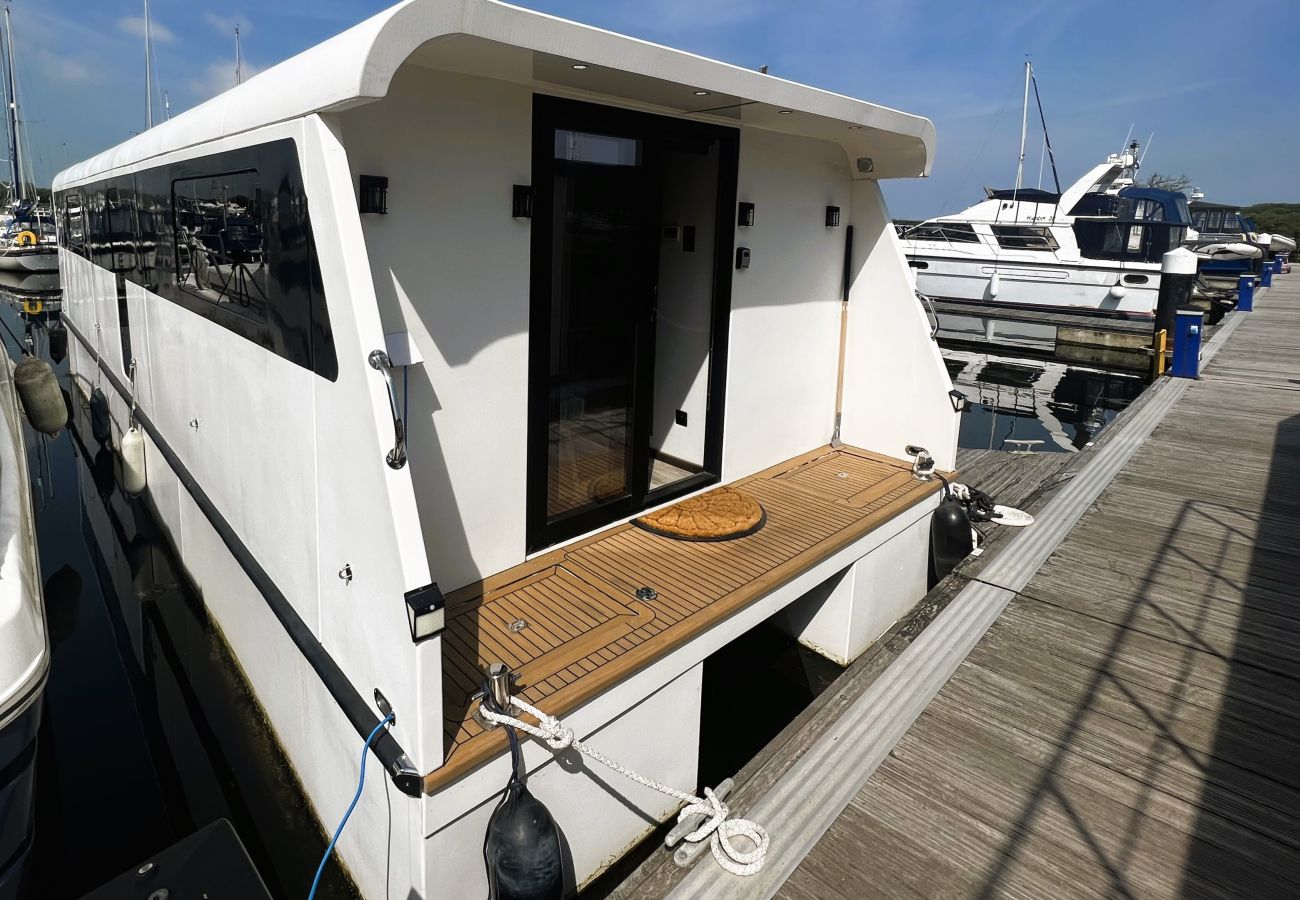 Boat in Binfield - Island Harbour Houseboat, The  Isle of Wight. 