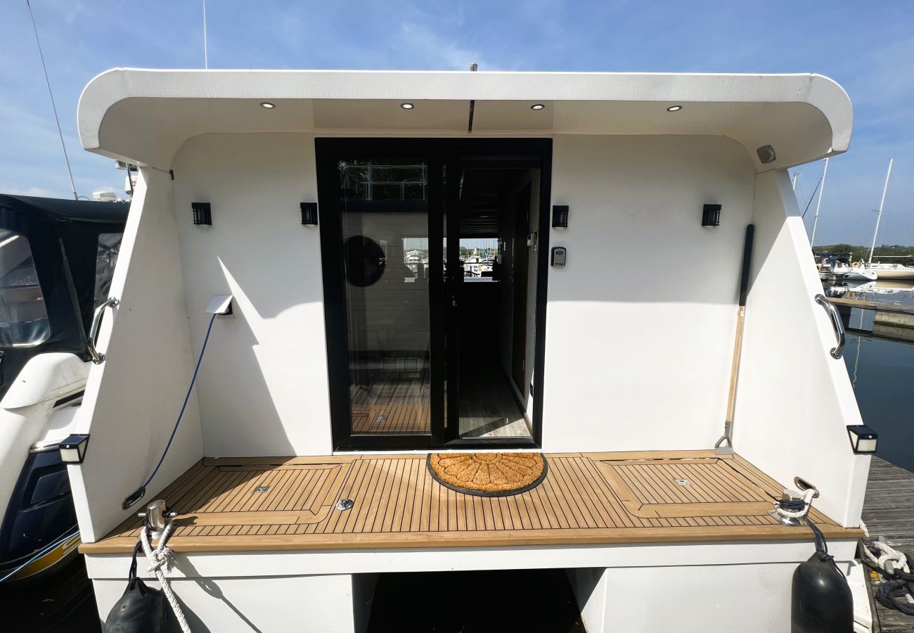 Boat in Binfield - Island Harbour Houseboat, The  Isle of Wight. 