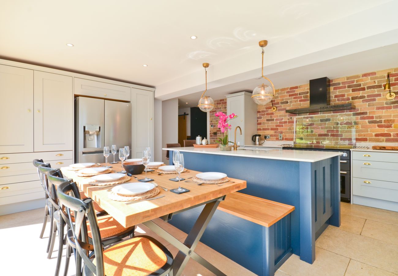   the-island-holiday-company isle-of-wight sandown holiday heated-swimming-pool pet-friendly log-burner countryside 6-people