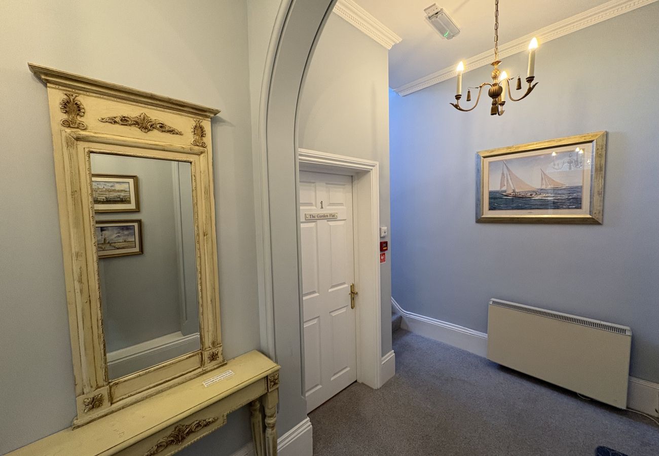 Apartment in Cowes - Cowes Garden Apartment 
