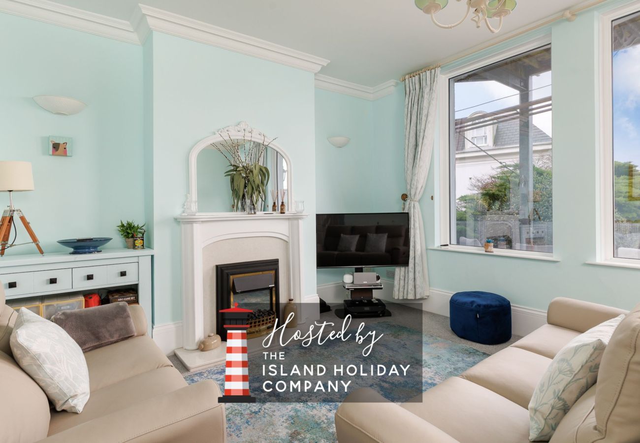 Living room of Cowes Garden Apartment with modern furnishings