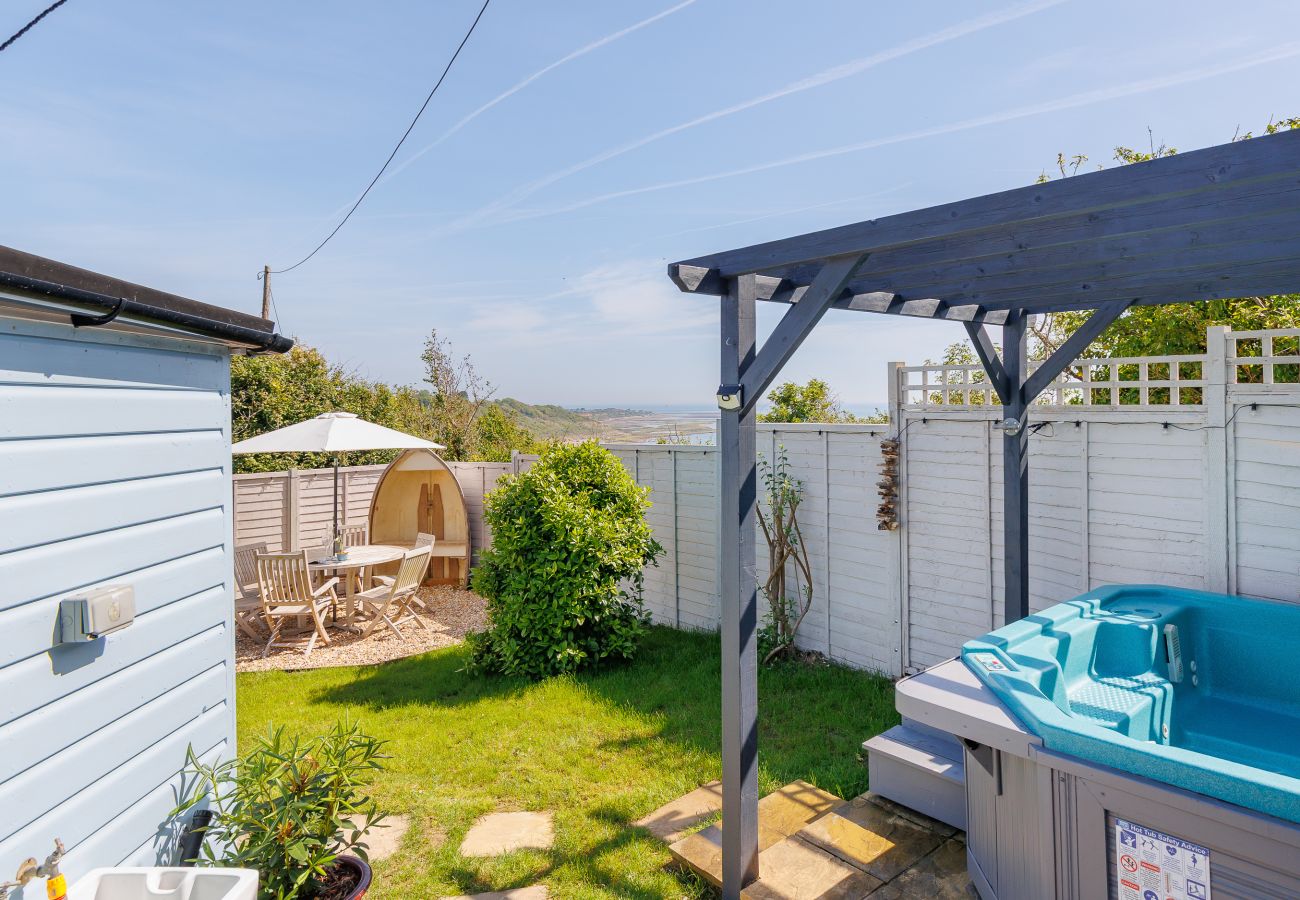 Bungalow in Bembridge - Red Cedars with Private Hot Tub 