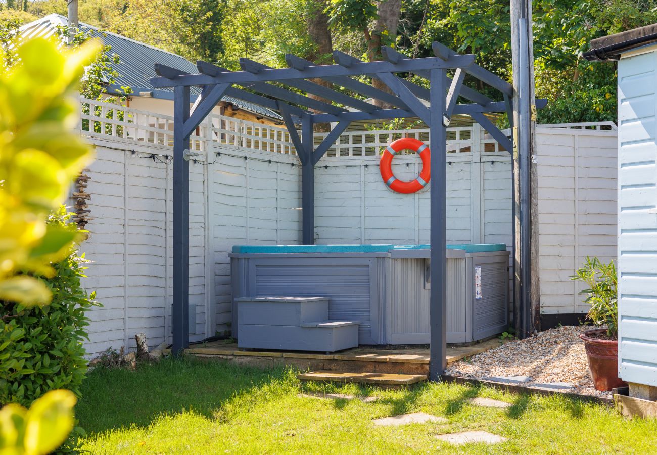 Bungalow in Bembridge - Red Cedars with Private Hot Tub 